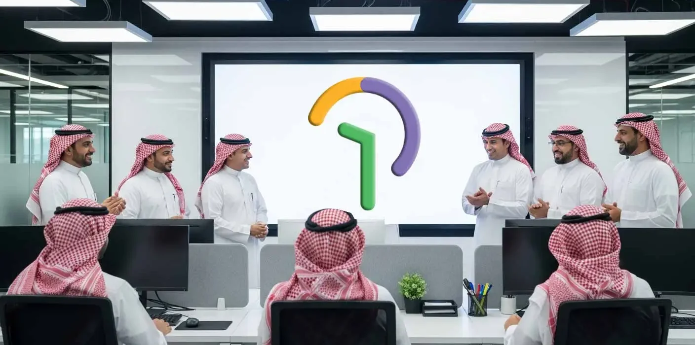 مجموعة من الرجال يرتدون الزي السعودي بيئة عمل حديثة. يجتمعون حول شاشة تظهر شعارًا بيك تايم، بعد  اعتماد رسمي من وزارة الموارد البشرية السعودية كمنصة لخدمات العمل عن بعد