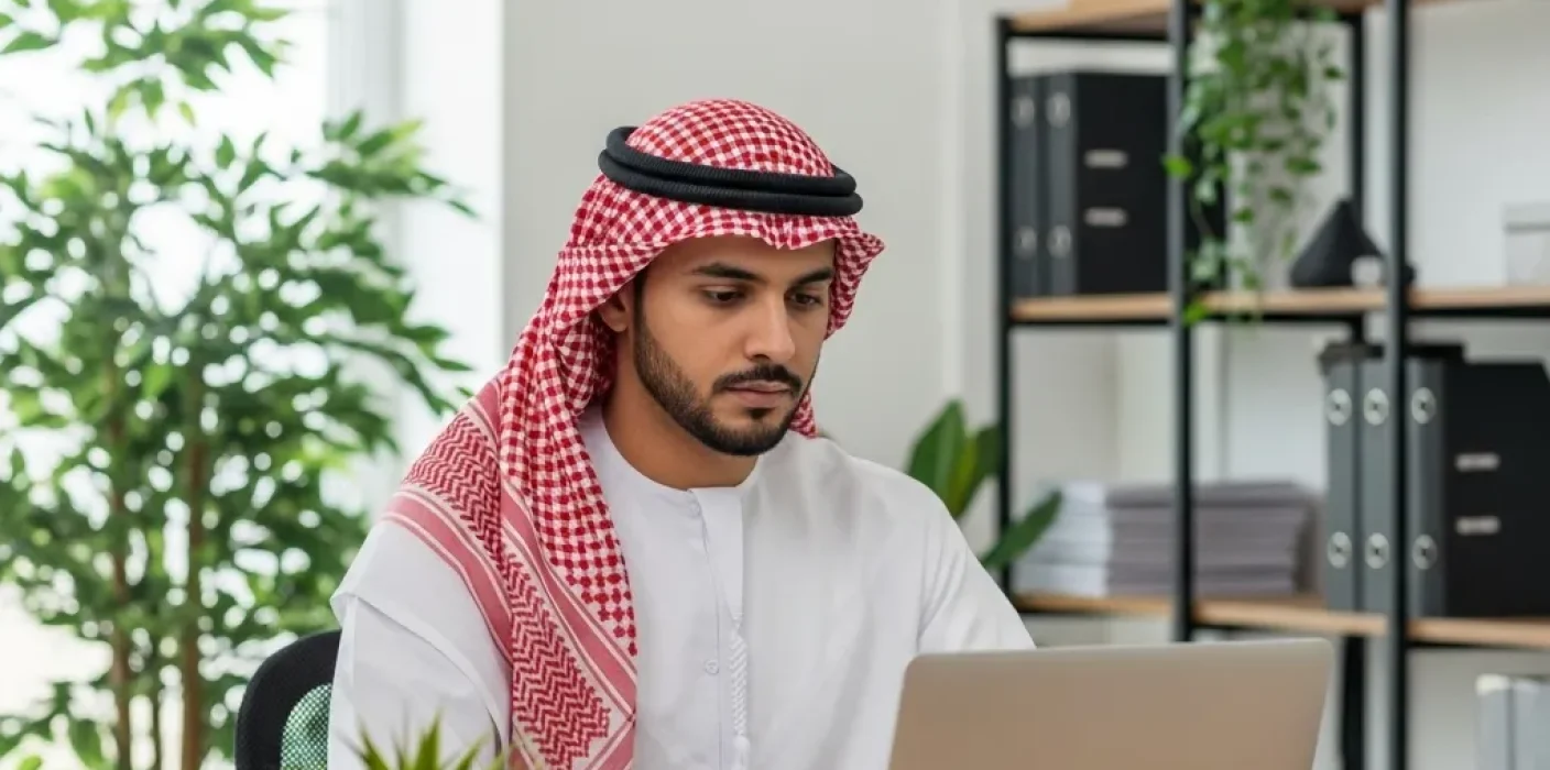 موظف يعمل عن بعد من مكتبه وتستخدم الإدارة أداة بيك تايم لتتبع وقت عمله والمهام بدقة.