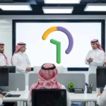 مجموعة من الرجال يرتدون الزي السعودي بيئة عمل حديثة. يجتمعون حول شاشة تظهر شعارًا بيك تايم، بعد  اعتماد رسمي من وزارة الموارد البشرية السعودية كمنصة لخدمات العمل عن بعد