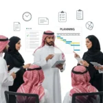 الصورة تعبر عن إدارة وقت الفريق وتتبعه في بيئة عمل تعاونية، تضم فريقاً عربياً يخطط وينظم المهام بكفاءة.