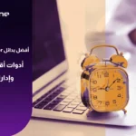 أفضل بدائل Time Doctor لعام 2026 لتتبع الوقت وإدارة فرق العمل بجانب ساعة مكتبية وجهاز كمبيوتر بشعار PeakTime.