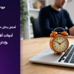 أفضل بدائل Time Doctor لعام 2026 لتتبع الوقت وإدارة فرق العمل بجانب ساعة مكتبية وجهاز كمبيوتر بشعار PeakTime.